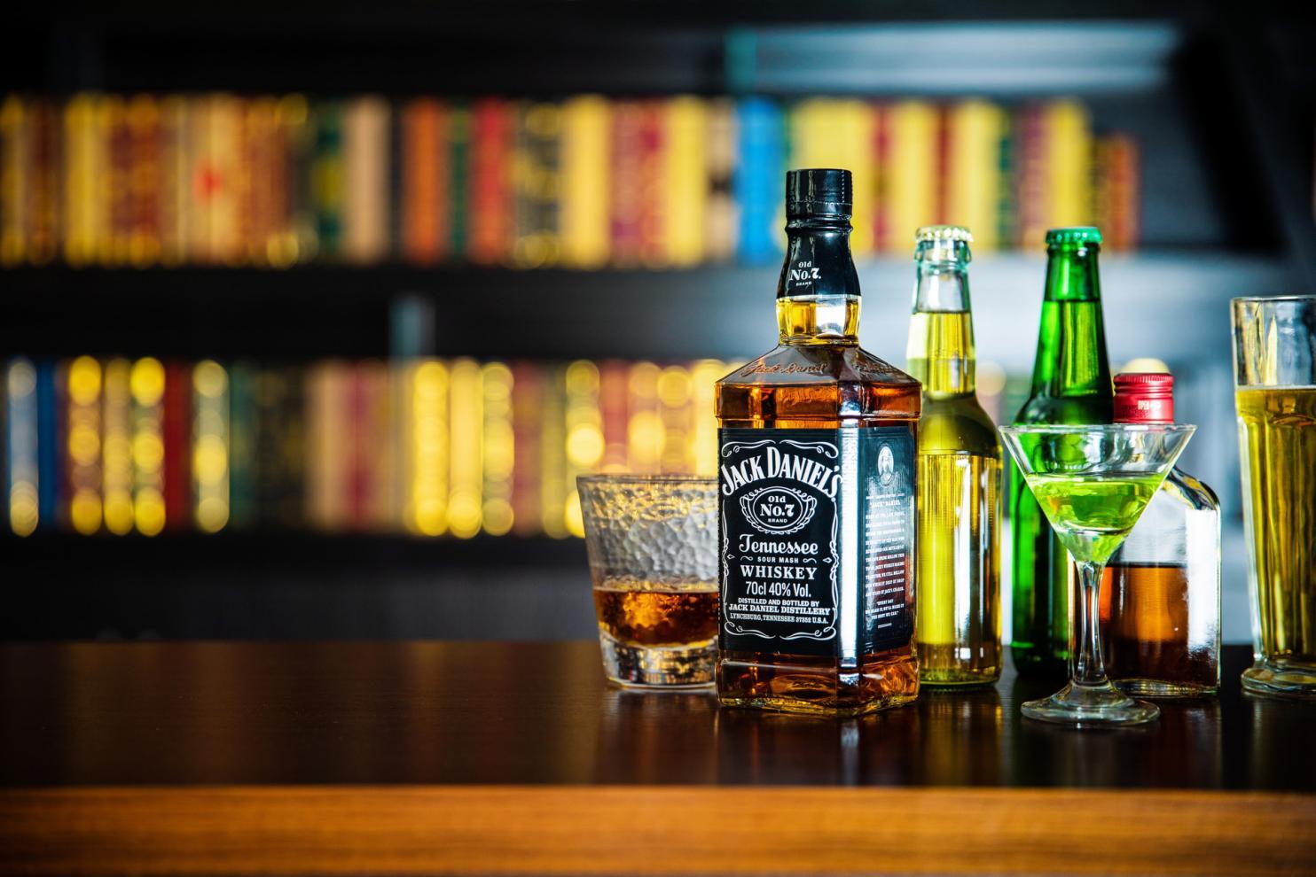 摄图网_501029510_banner_桌子上的酒(非企业商用)