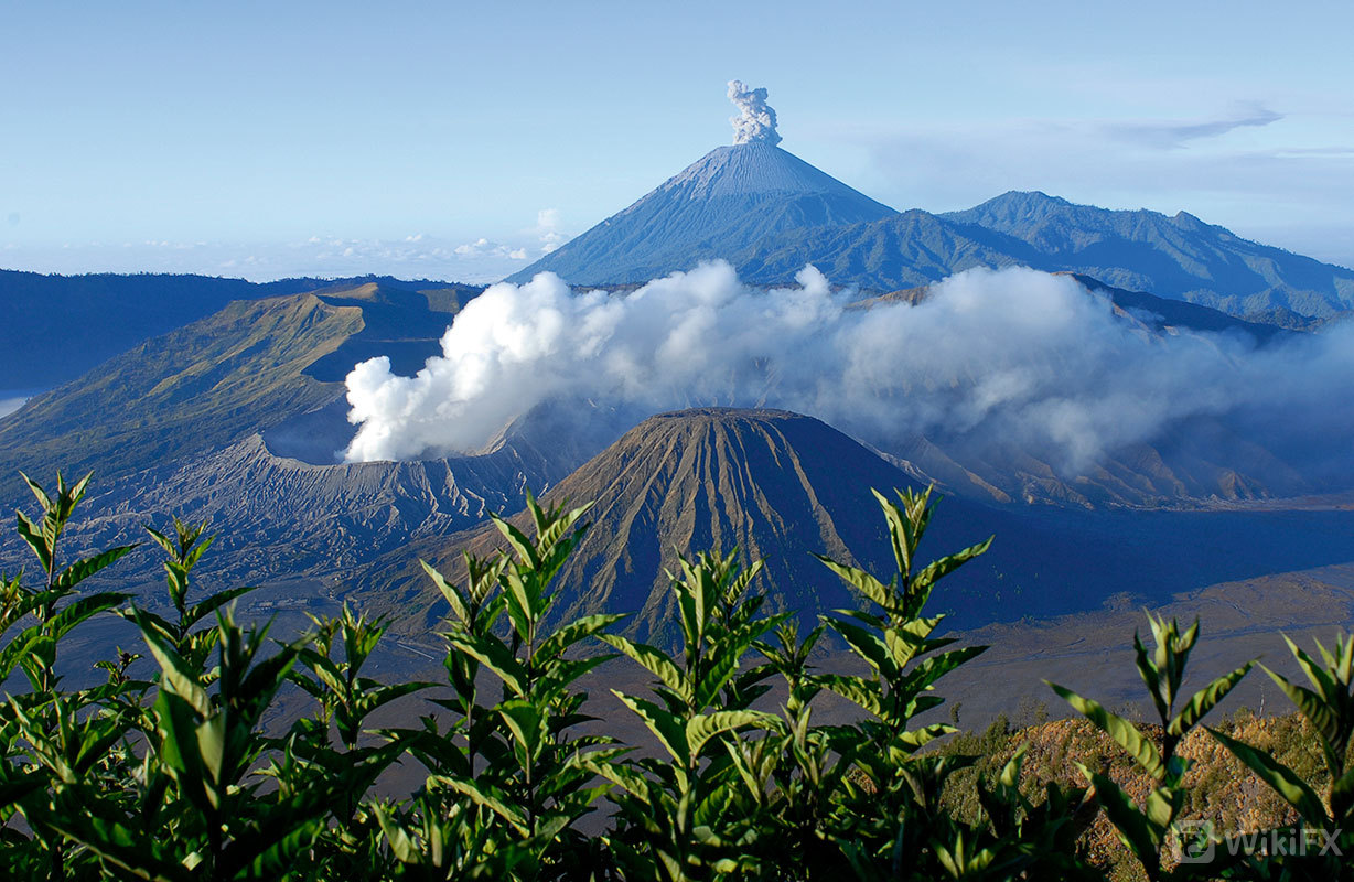 Mount-Bromo-volcanoes-Semeru-Indonesia-Java.jpg
