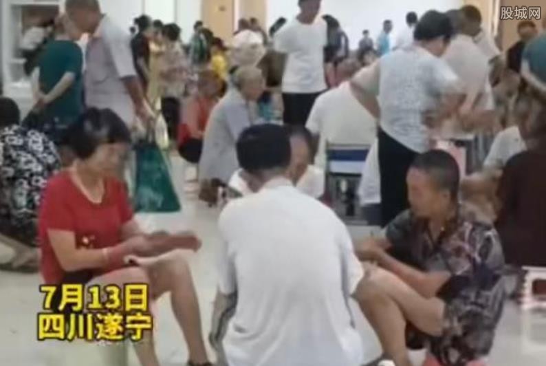 大爷大妈组团进超市蹭空调