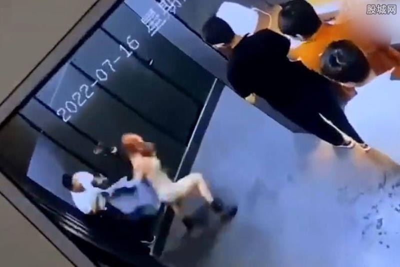 男子厕所拖拽女子