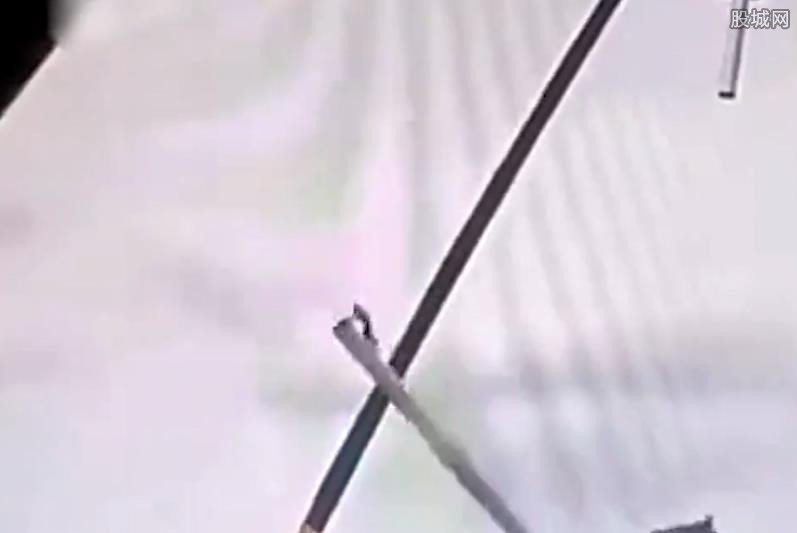 灯塔倾倒致安装工人坠亡