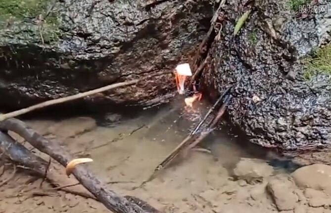 重庆一村庄河水冒泡能引燃