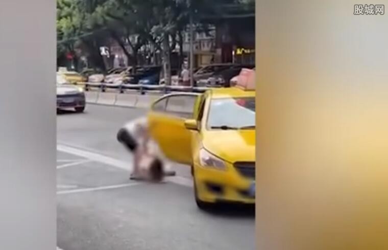 男子把女子塞进出租车