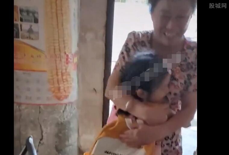 女子带女儿回家