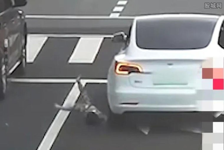 孩子从车窗掉出