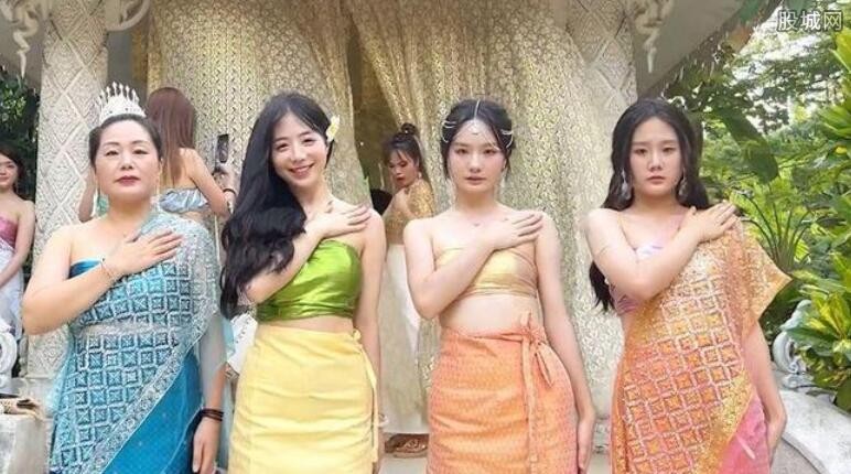 女儿和妈妈旅游