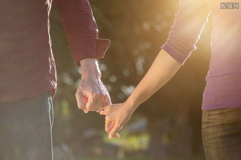 要求给老板儿子当女友