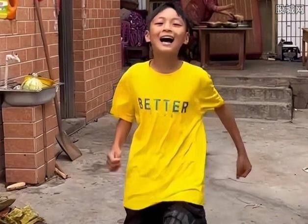 女子为前夫继子过生日