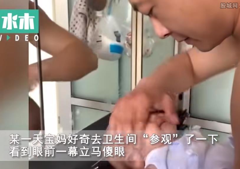 爸爸帮闺女洗澡