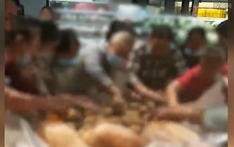 大爷大妈抢土豆