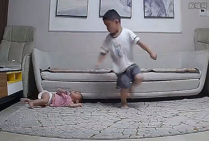 哥哥用余光瞄见妹妹危机冲上前一手护头一手抓人