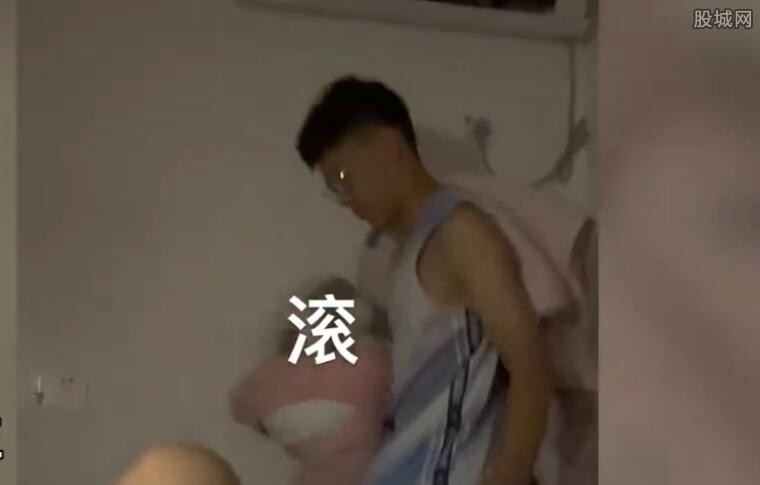 弟弟蹭空调被赶