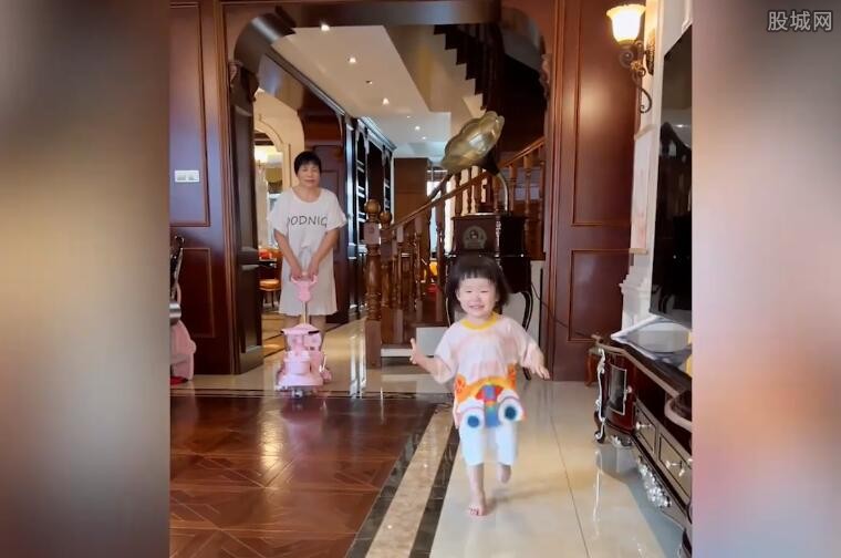 女子给保姆涨工资