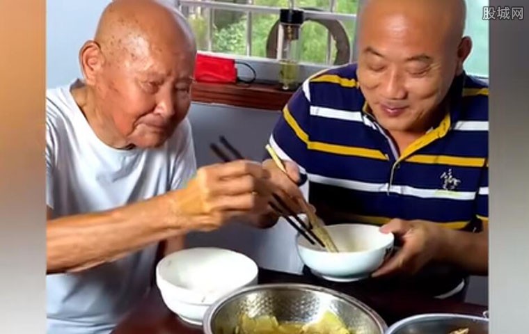 老人帮儿子夹菜