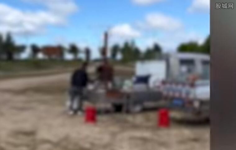 女子到江边游玩被人收费