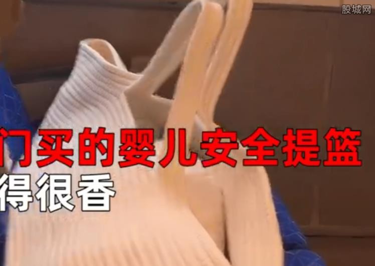 将娃娃装进手提袋