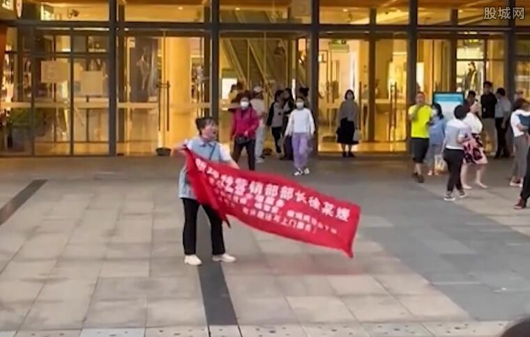 女子商场痛哭控诉