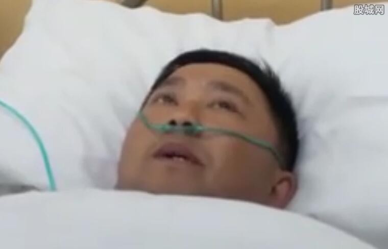 被氢气球带走的男子