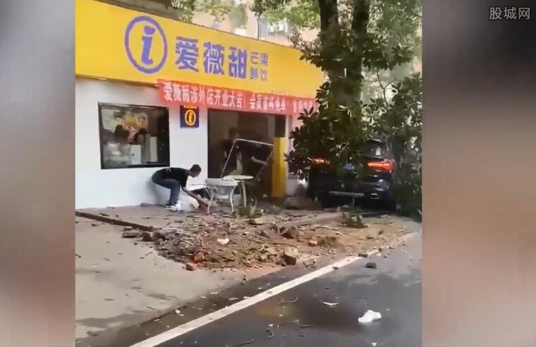 高校内发生车祸