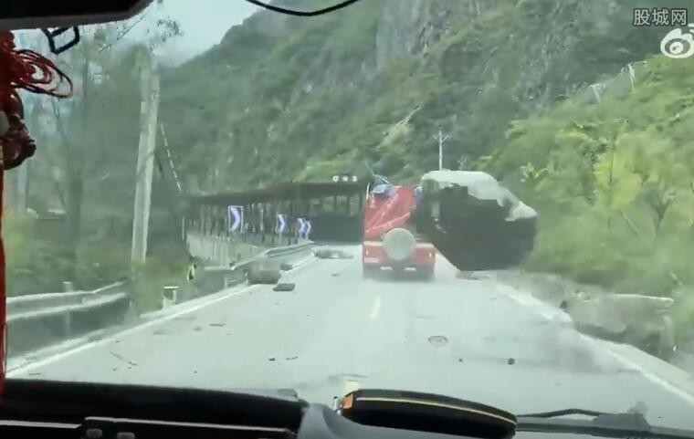 石块坠落擦过救援车