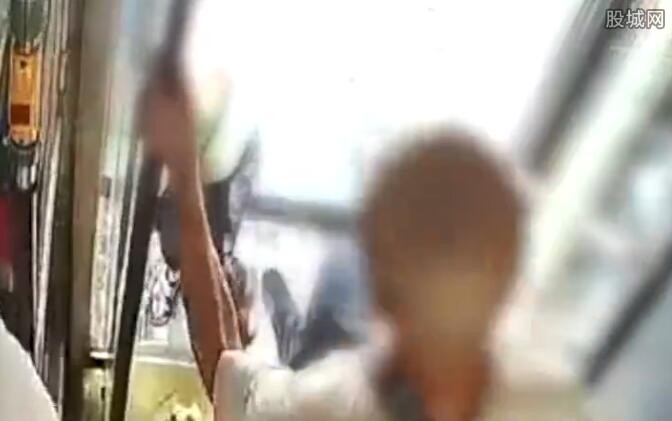 男子踢老人下车