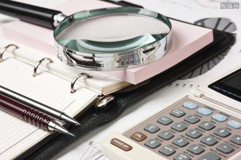 毛晓彤穿黑丝袜JK短裙