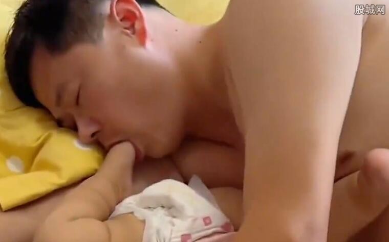 爸爸啃着女儿的脚睡觉