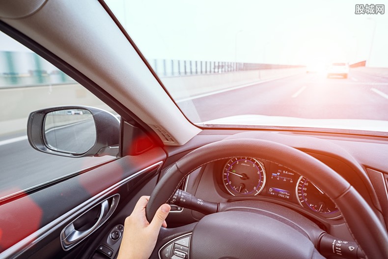 女子倒车不当悬空压在路边车顶上