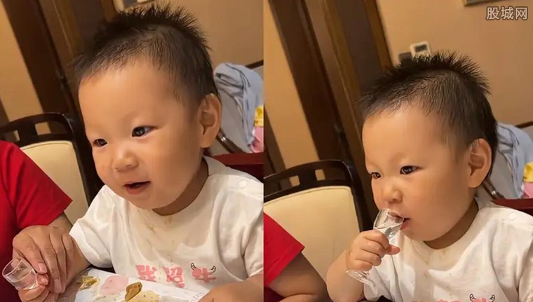 宝宝跟爷爷敬酒