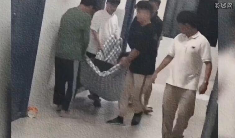 将男生抬到楼道