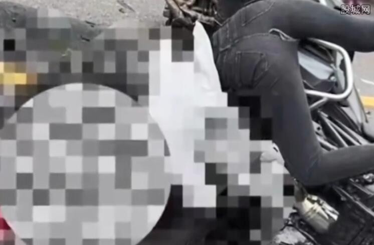女骑手疑似撞车身亡