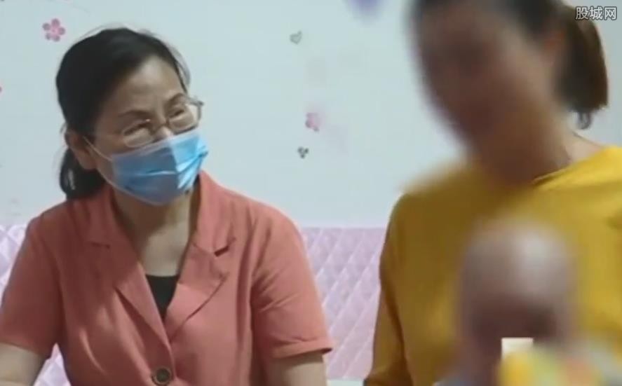 涉事女子（右）