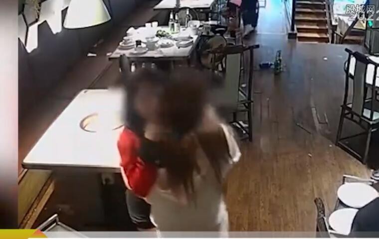 两女子锁在一起