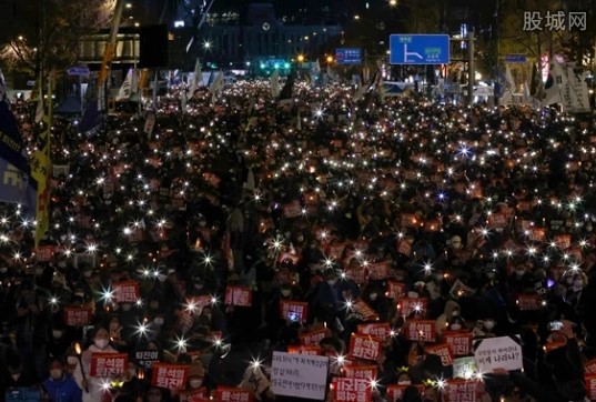 首尔20万抗议者集会要求尹锡悦下台，抗疫活动还在继续