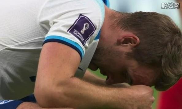 凯恩失点后蹲地抽泣